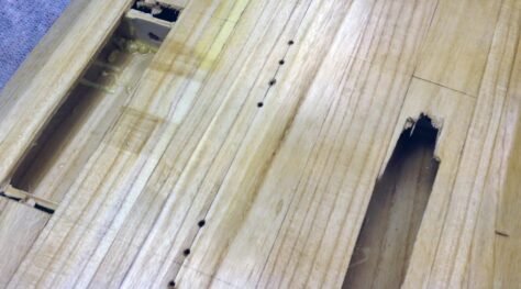 Öffnen des Hollow-Wood-Decks zur Schadensanalyse