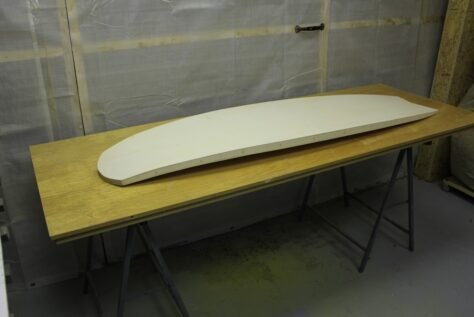 Surfboard-Blank mit Sperrholzhülle