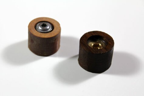 2 fertige Ventile (Links Apfel, rechts Mahagoni)