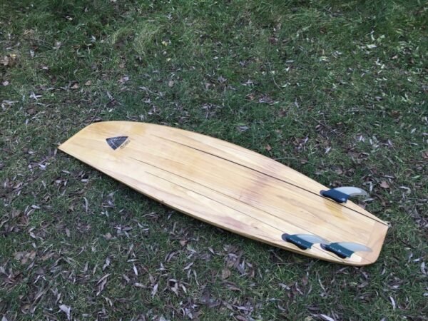Asymmetrisches Parallelogramm-Surfboard aus Holz