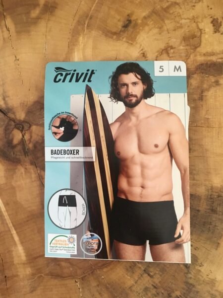 Badeboxer-Werbung mit Holzsurfboard beim Discounter