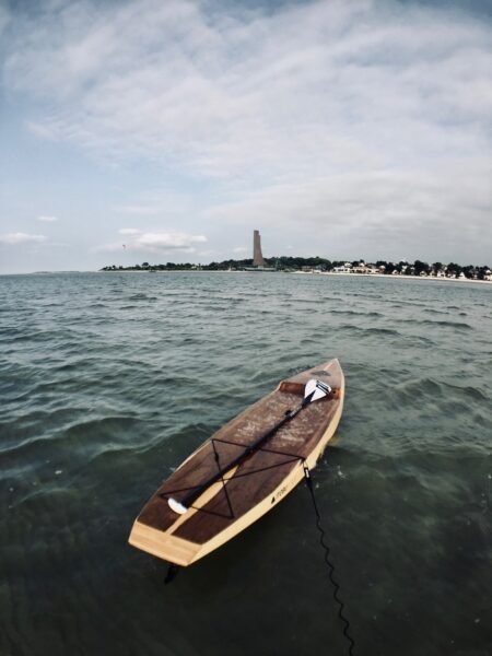 Touring-SUP vor Marineehrenmal in Laboe
