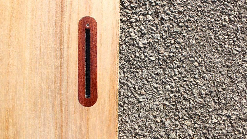 Futures Finnenkasten mit Mahagoni-Furnier